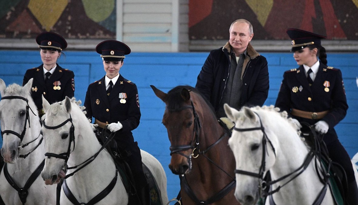 بوتين يتنزّه مع شرطيّات على ظهور الخيل: "الشعاع الذهبي" هديّة في اليوم العالمي للمرأة