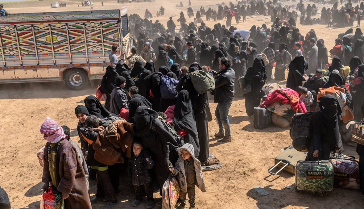 شاحنات تُخرج مدنيّين من الباغوز السوريّة: تفتيش وتدقيق، وجهاديّو "داعش" إلى المعتقل