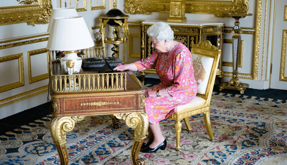 الملكة إليزابيت تنشر الصورة الأولى بنفسها في إنستغرام (صور وفيديو)