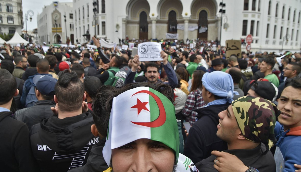 "الشروق": نواب جزائريّون استقالوا من الحزب الحاكم، وانضمّوا إلى الاحتجاجات ضدّ بوتفليقة