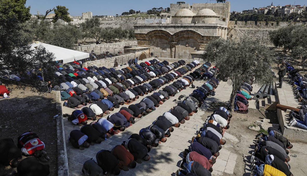 آلاف أدّوا صلاة الجمعة في المسجد الأقصى: محكمة إسرائيليّة أمرت بإغلاق باب الرحمة