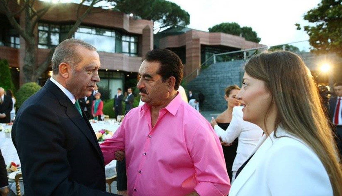 إبرهيم تاتليس لم يستطع تمالك دموعه... أردوغان شاركه الغناء (صور)
