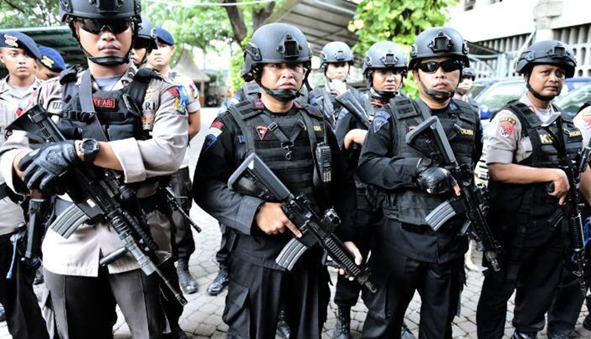 الشرطة الإندونيسية: زوجة وابن متشدد مشتبه به فجرا نفسيهما