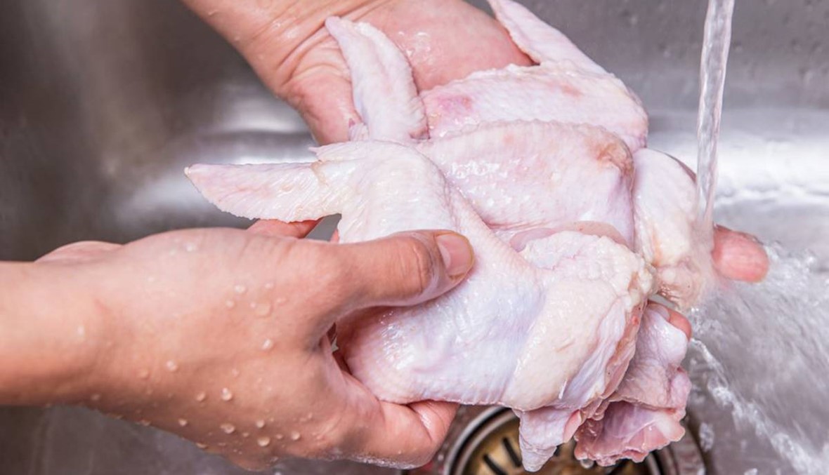 هل يُفضل غسل الدجاج واللحوم قبل طهيها؟
