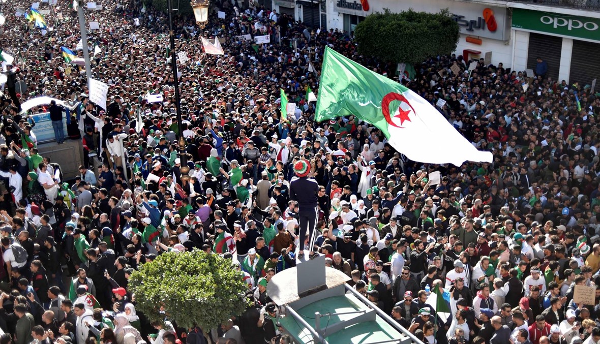 تظاهرة حاشدة وسط الجزائر ضدّ بوتفليقة: رجال ونساء وأطفال... و"الشعب يريد إسقاط النّظام"
