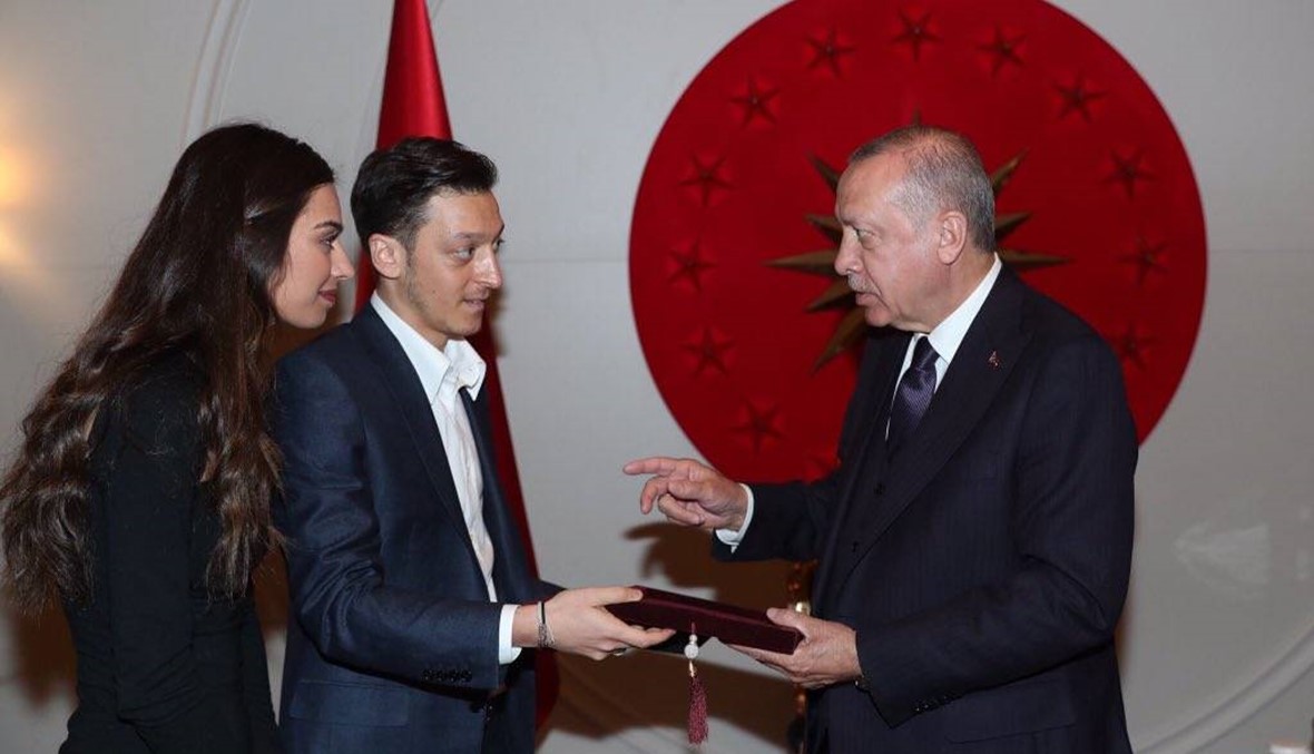 مسعود أوزيل وأمينة قولشي سلّما دعوة لأردوغان لحضور زفافهما