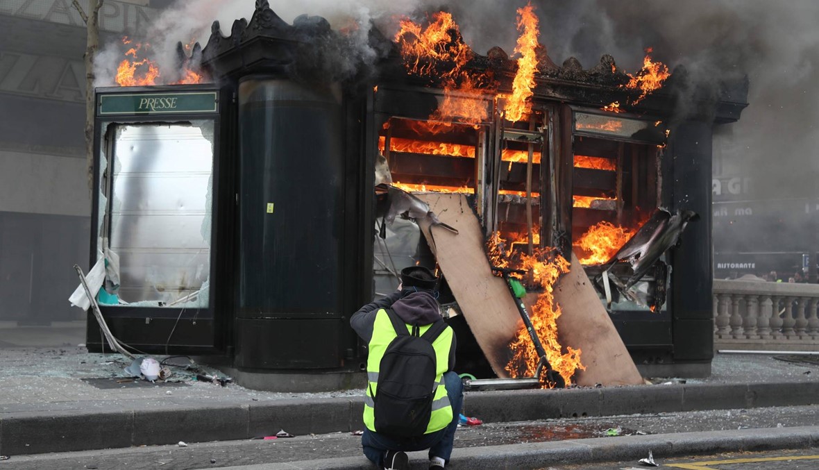 صدامات بين عناصر من "السترات الصفراء" وقوات الأمن في باريس (صور وفيديو)