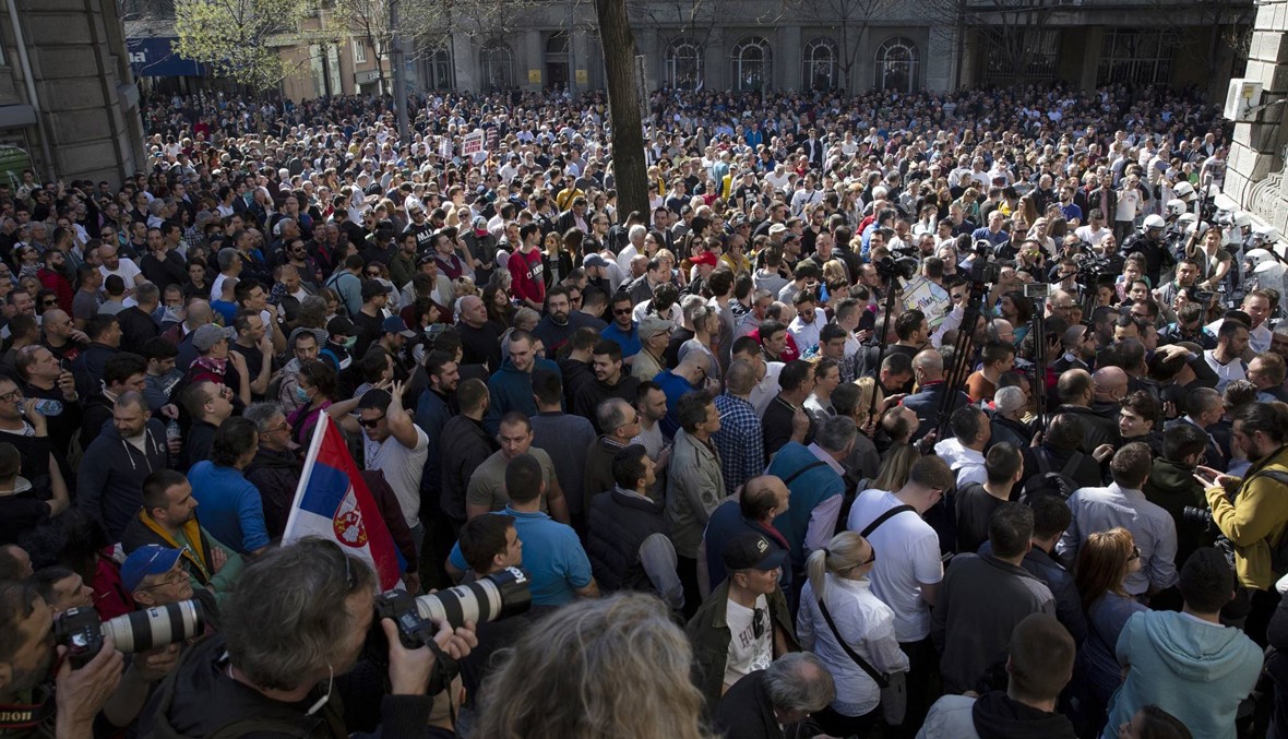 آلاف الصرب يتظاهرون أمام القصر الرئاسي في بلغراد: المعارضون يقتحمون التلفزيون الرسمي