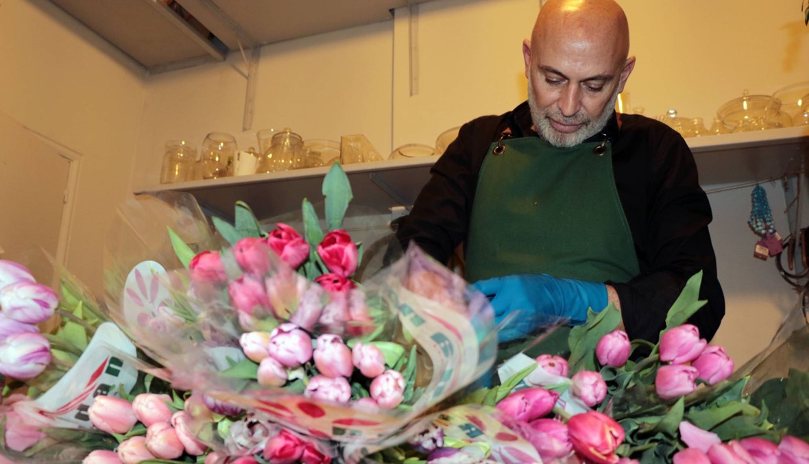 مروان حمزة يصمّم تحفاً فنية من الورود ويهديها إلى الأم