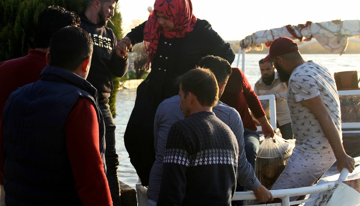 دموع ذوي ضحايا كارثة العبارة تروي ضفاف دجلة في الموصل