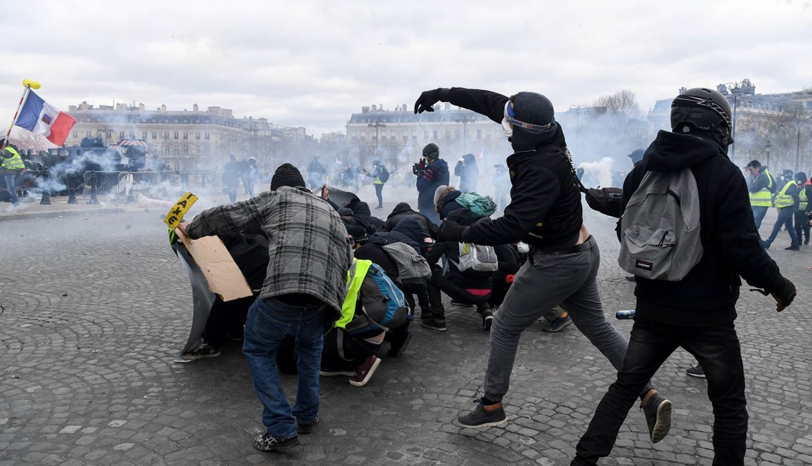 باريس: منع "السترات الصفر" من التظاهر في الشانزليزيه السبت
