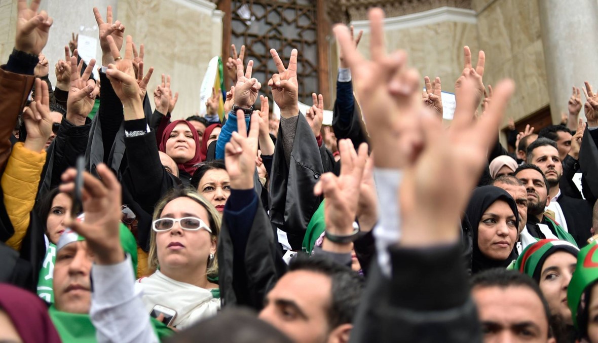"مللنا هذا النظام"... "ارحل": مئات المحامين يتظاهرون في العاصمة الجزائرية
