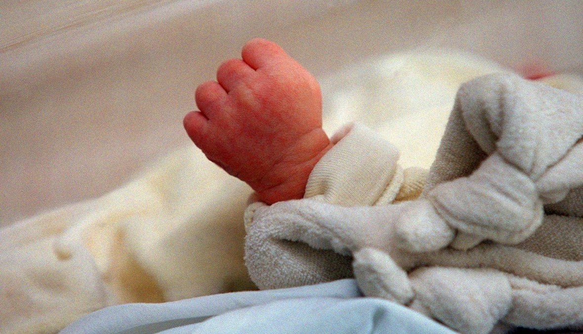 العثور على طفل حديث الولادة على اوتوستراد المنية الضنية