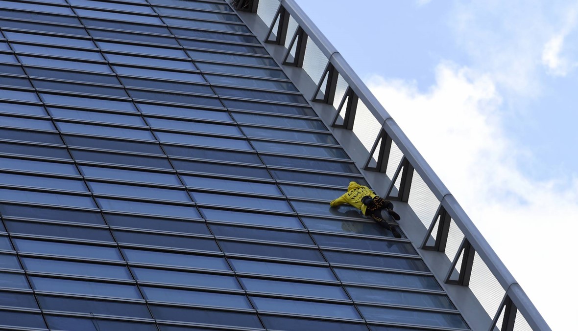 "الرجل العنكبوت الفرنسي" يتسلّق برجاً قرب باريس: "صرخة لإنقاذ كاتدرائيّة نوتردام"