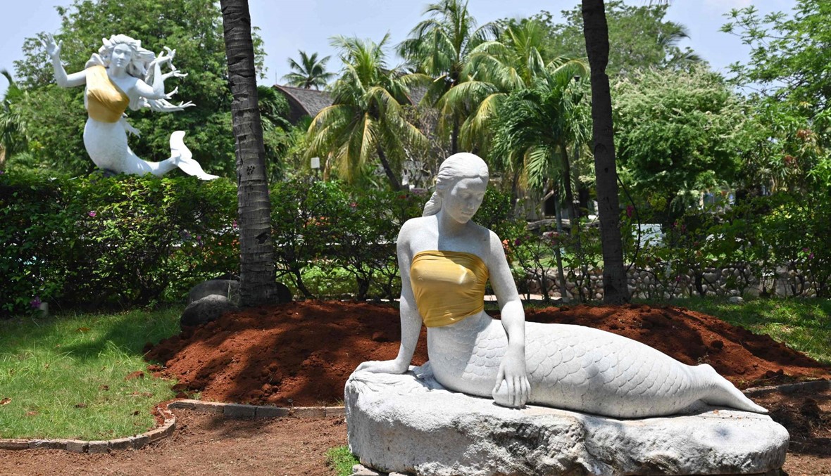 "القيم الشرقية" يجب أن تحترم... تغطية تمثالي حوريتي بحر في متنزه إندونيسي