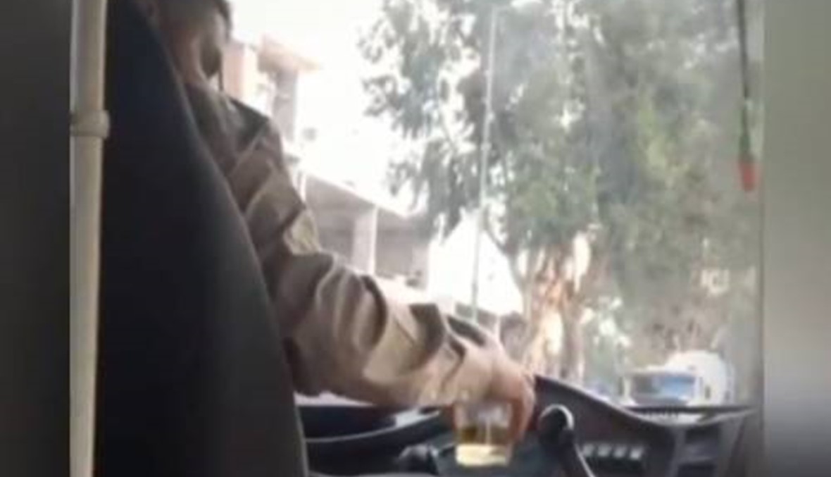 بالفيديو: يشرب الكحول بالباص فأوقفته قوى الأمن