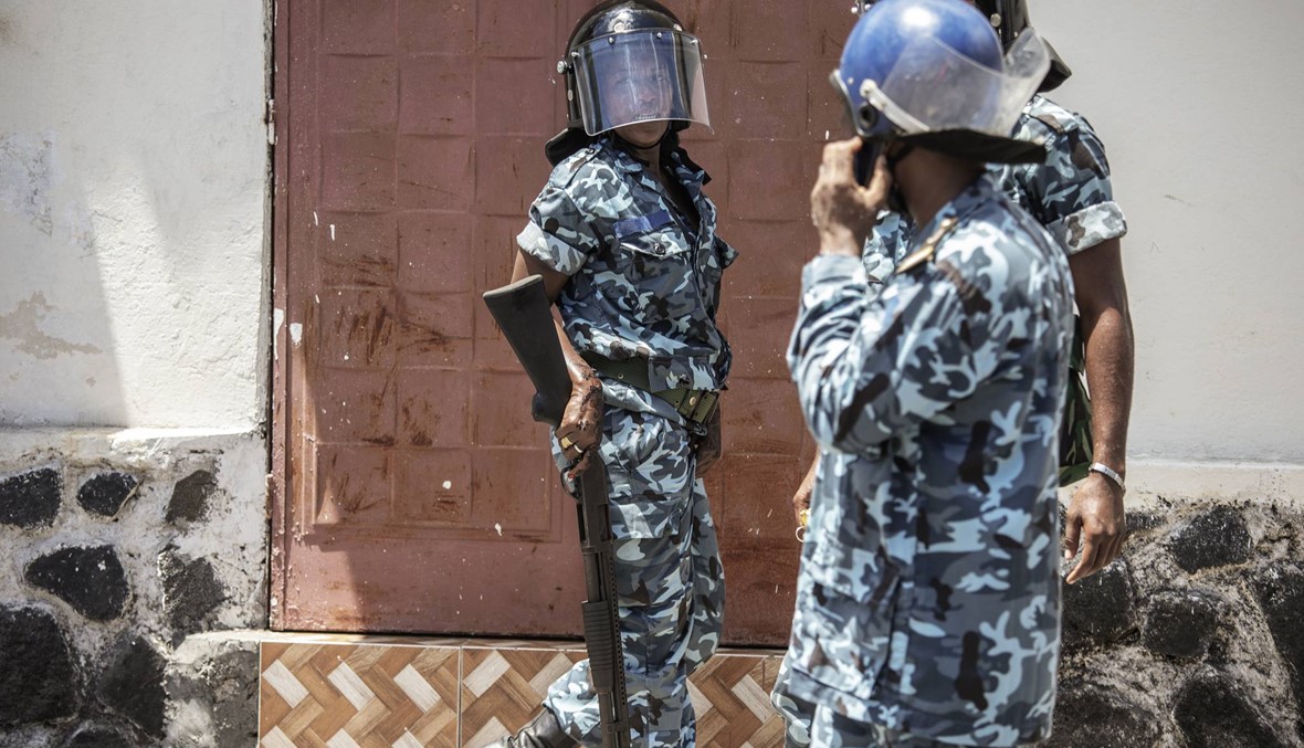 جزر القمر: إطلاق نار قرب قاعدة عسكريّة في موروني...  الشرطة توقف مرشّحاً انتخابيًّا معارضاً