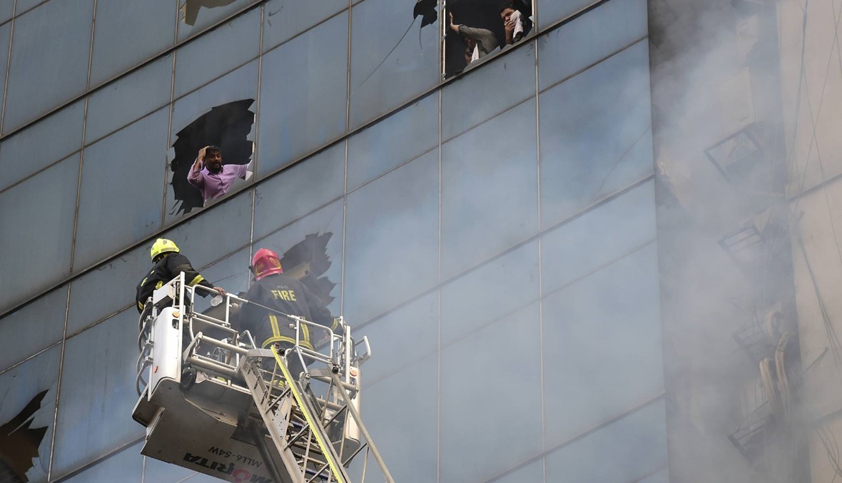 صرخات رعب... وأشخاص ألقوا بأنفسهم من النوافذ: حريق هائل يلتهم برجاً في داكا (صور وفيديو)