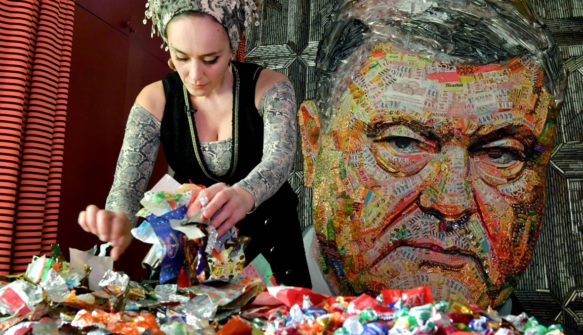 "وجه الفساد"... فنّانة أوكرانيّة تصنع صورة للرئيس بوروشينكو من أغلفة حلوى