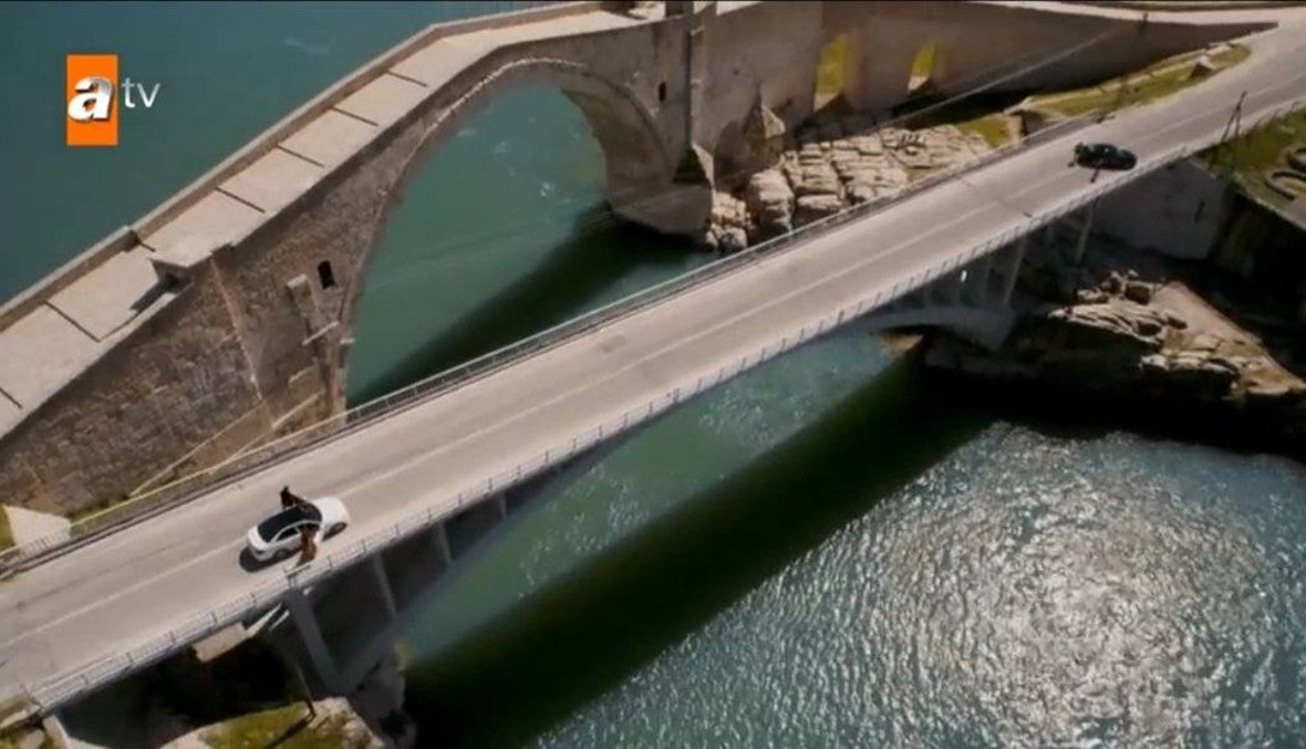 مشهد الجسر في مسلسل "زهرة الثالوث" يجتاح "تويتر" والمشاهدات مليونية