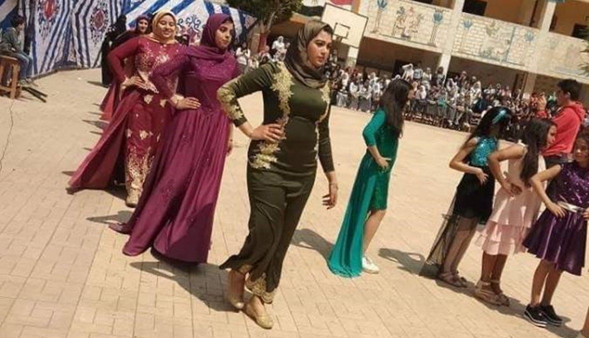 العروسان فتاتان... فرح في مدرسة مصرية والوزارة تتدخل