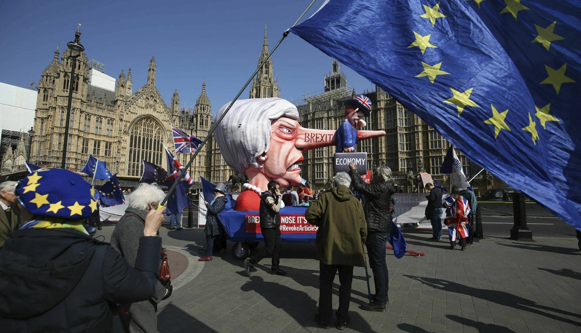 نشطاء شبه عراة يثيرون ضجة في البرلمان البريطاني (صور)