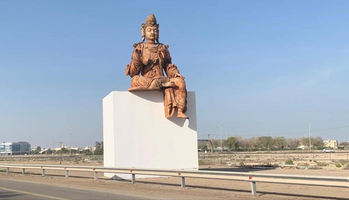 تمثال بوذي جالساً في طريق دبي - أبو ظبي... تعرف إليه