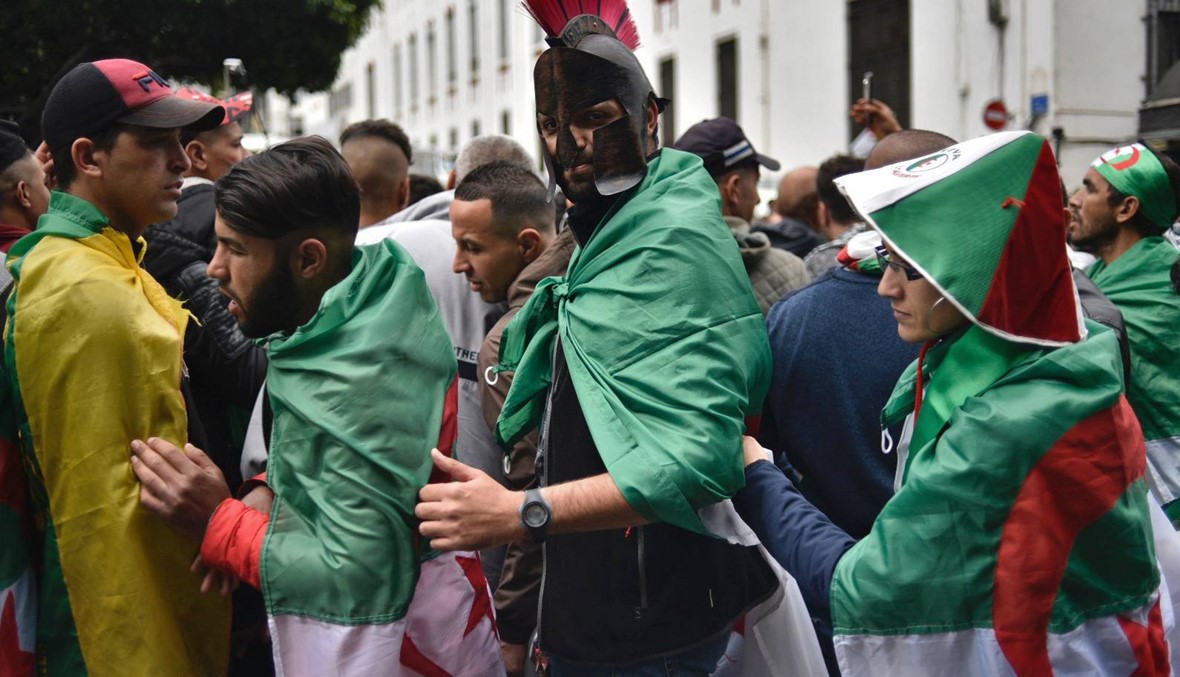 تظاهرات الجزائر حتى "التغيير الجذري" وتقارير عن إقالة مدير المخابرات