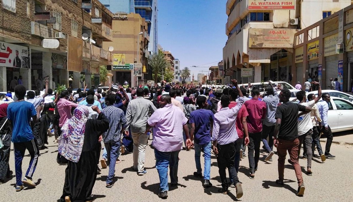 آلاف المتظاهرين أمام مقر الجيش السوداني للمرة الأولى