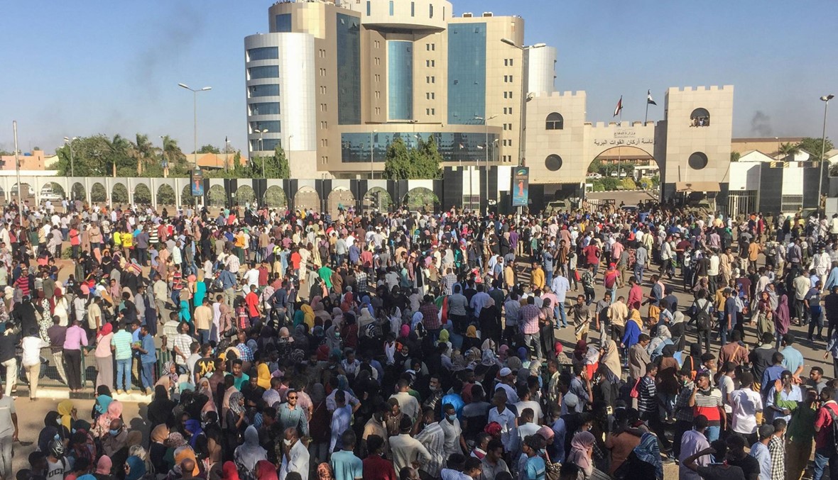 "سلام، عدالة، حرية"... التظاهرات مستمرّة أمام مقر قيادة الجيش السوداني
