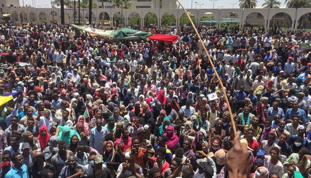 قوات الجيش تنتشر في محيط مقر القيادة العامة في الخرطوم: إغلاق طرق