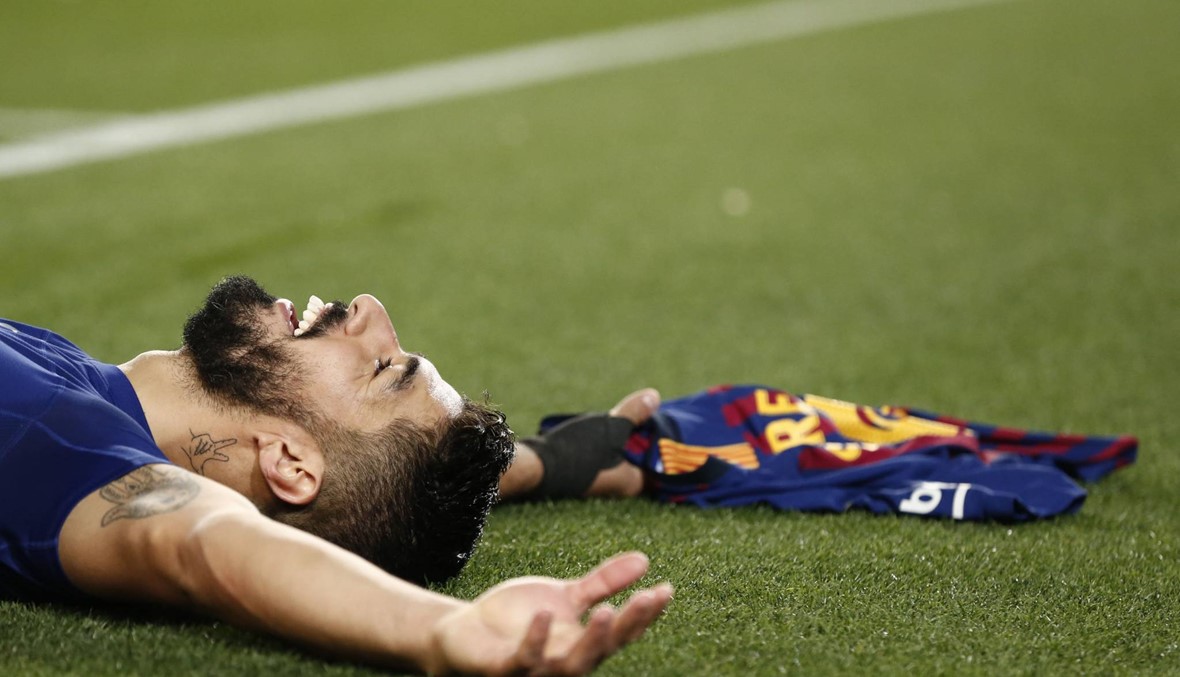 سواريز يلقي الكرة في ملعب برشلونة