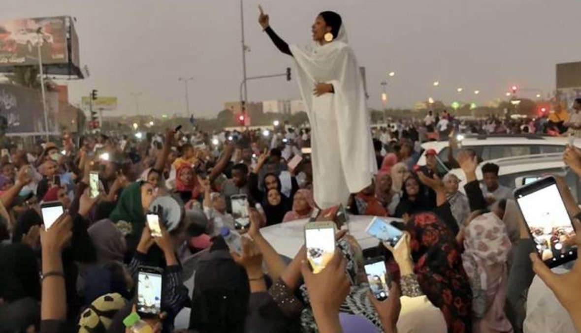 "حبوبتي كنداكة"... أيقونة الثورة السودانية تشعل الشعوب العربية!