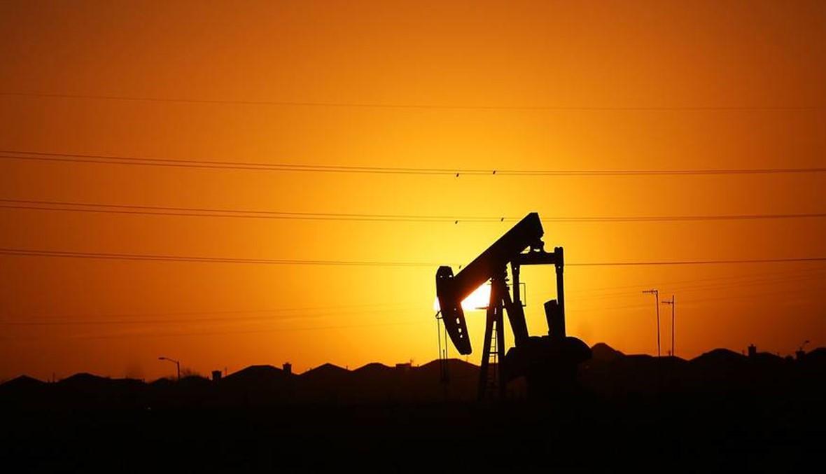 النفط يرتفع بدعم من هبوط في مخزونات البنزين الأمريكية غطى على زيادة في مخزون الخام