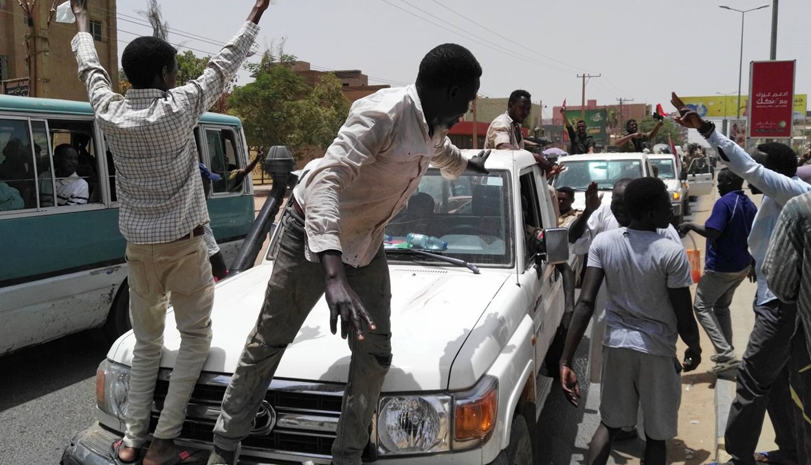 "تجمّع المهنيّين السودانيّين" يرفض بيان الجيش: ندعو الثوار إلى  مواصلة الاعتصام