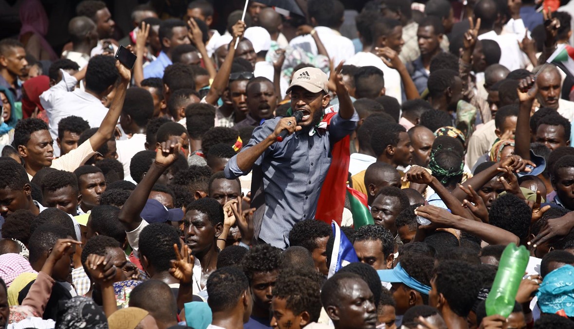 آلاف السودانيّين يحتجّون على بيان الجيش: "تسقط تاني"