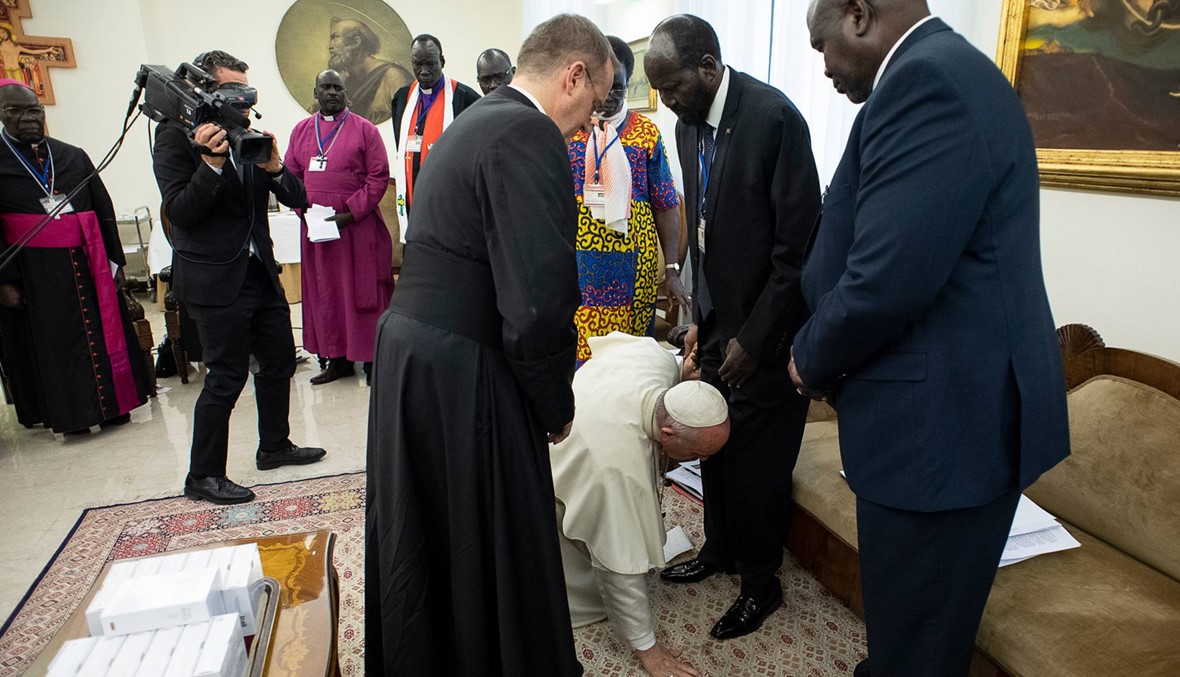 بالفيديو والصور- البابا فرنسيس يقبّل أقدام زعماء جنوب السودان