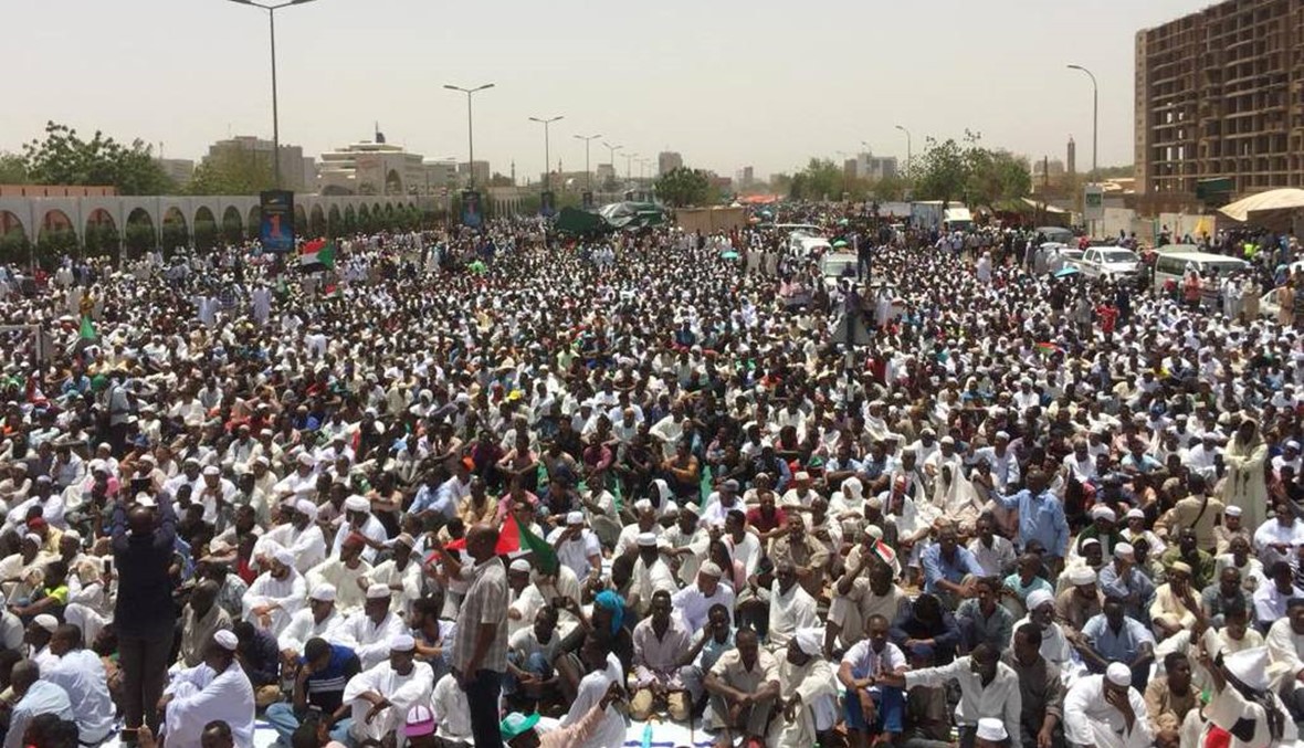 الخرطوم: السودانيّون يتظاهرون ضدّ العسكر... غناء ورقص وقهوة و"باقون حتّى النصر"
