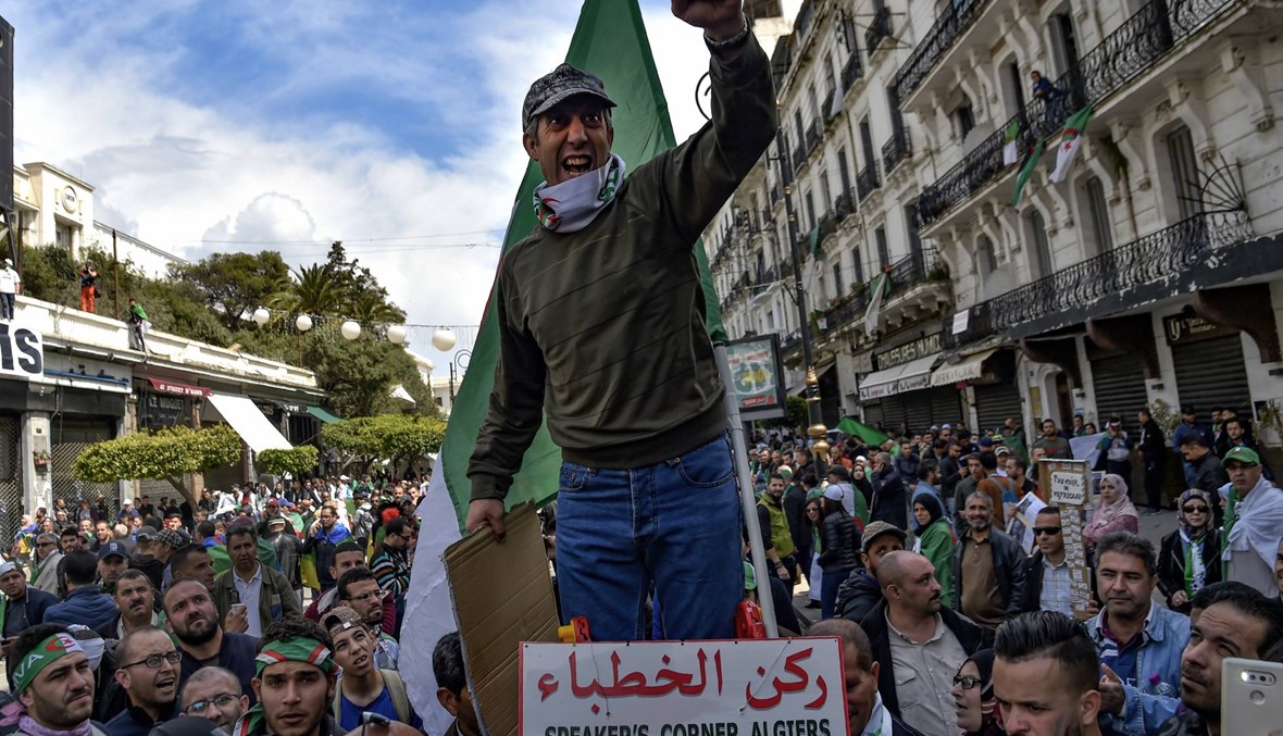 حشود ضخمة ملأت وسط الجزائر: المتظاهرون هتفوا ضدّ بن صالح