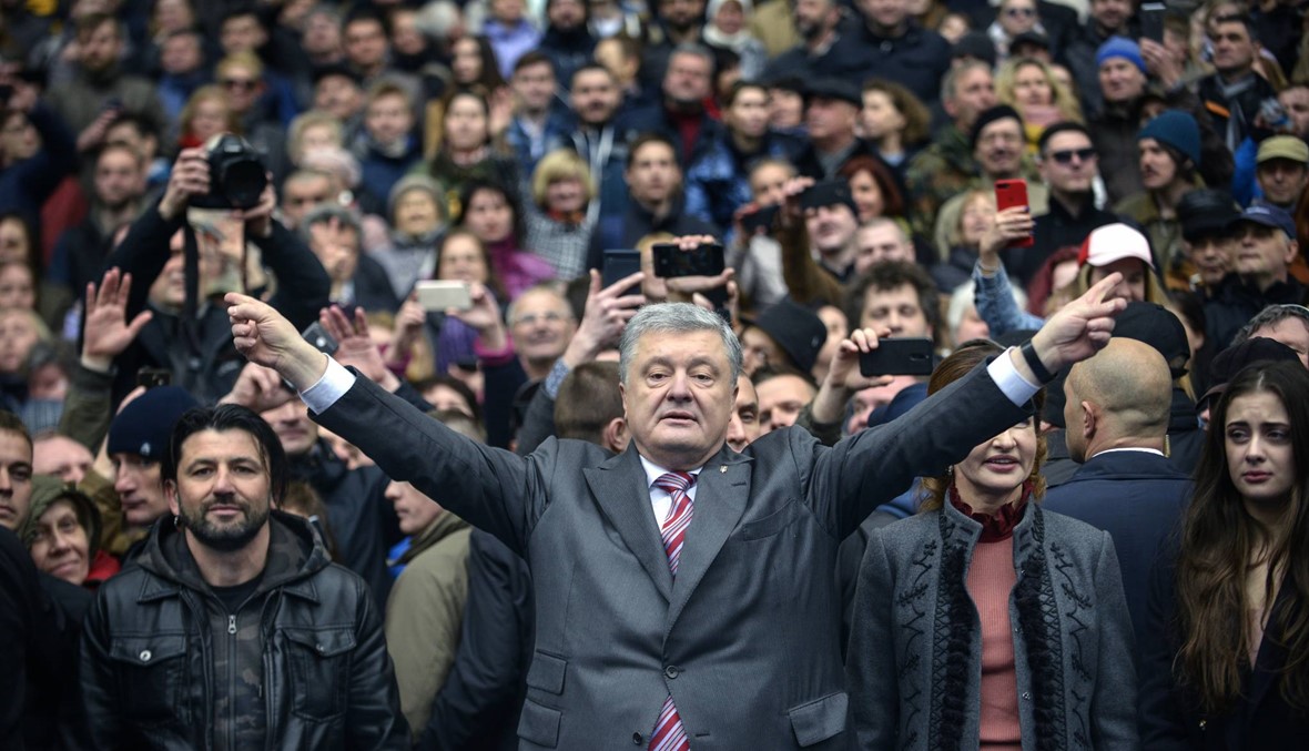 أوكرانيا: بوروشنكو وقف وحيداً على المنصة...  خصمه زيلينسكي لم يأتِ إلى المناظرة