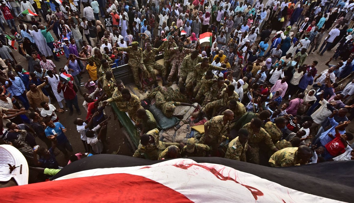 السودان: منظّمو الاحتجاجات يطالبون بحلّ المجلس العسكري