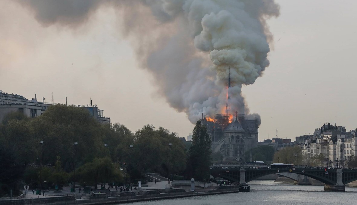 بالفيديو والصور- حريق "رهيب" في كاتدرائية نوتردام