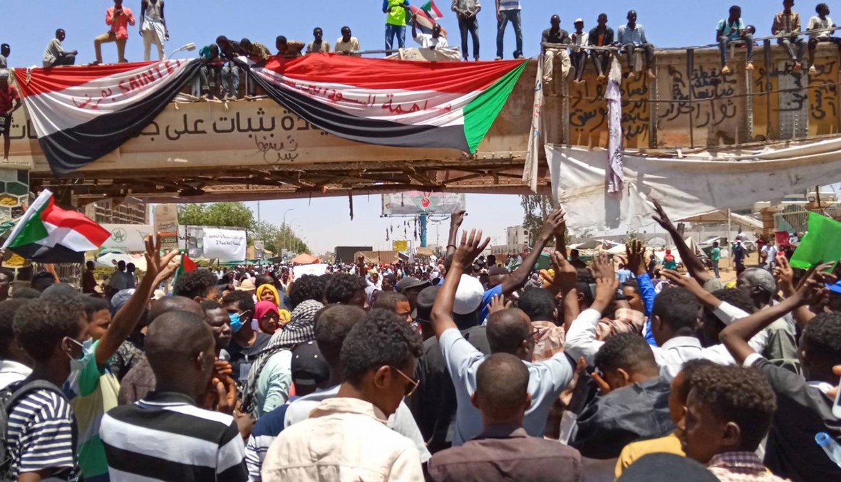 حشود بالآلاف في الخرطوم للمطالبة بسلطة مدنية