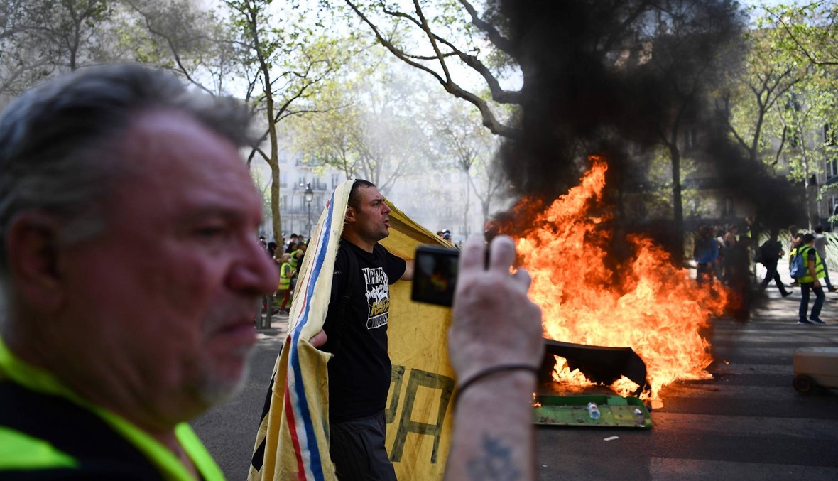 حجارة ونار: اشتباكات بين الشرطة وبعض محتجّي "السترات الصفر" في باريس