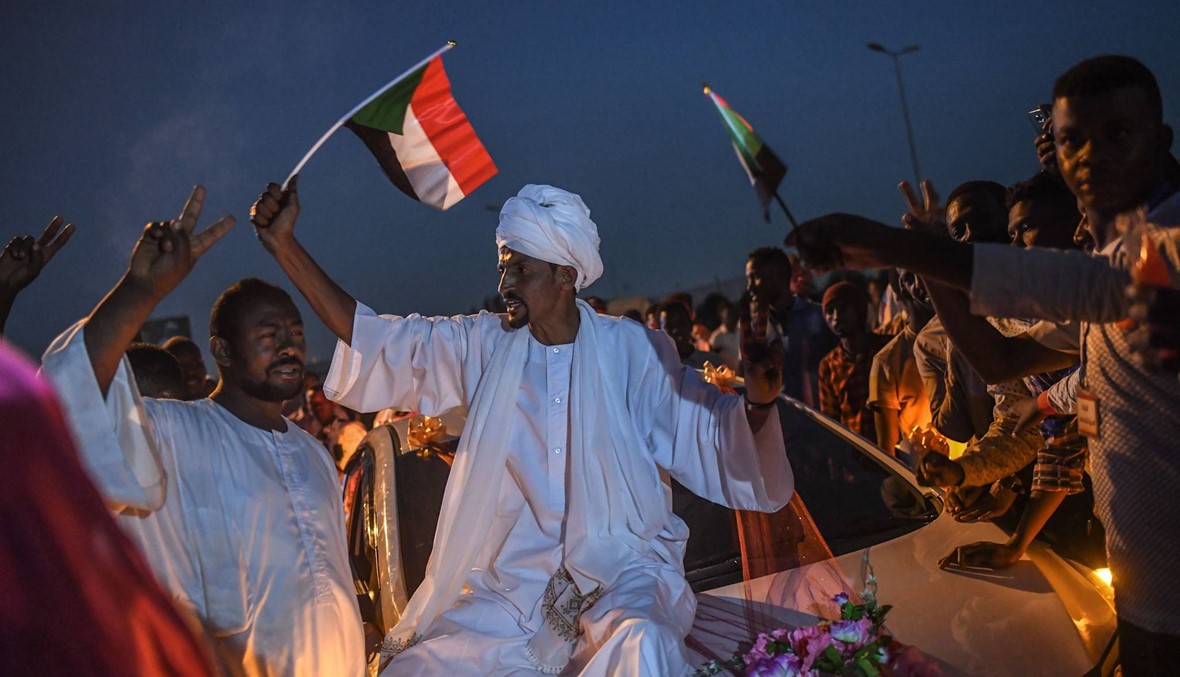 اتفاق بين المحتجّين والجيش السوداني على "تواصل اللقاءات" لنقل السلطة