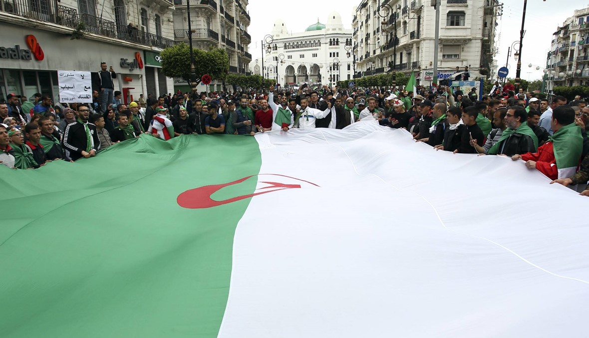 الجزائر: عشرات تجمّعوا أمام المحكمة... استدعاء لوكال وأويحيى إلى التّحقيق