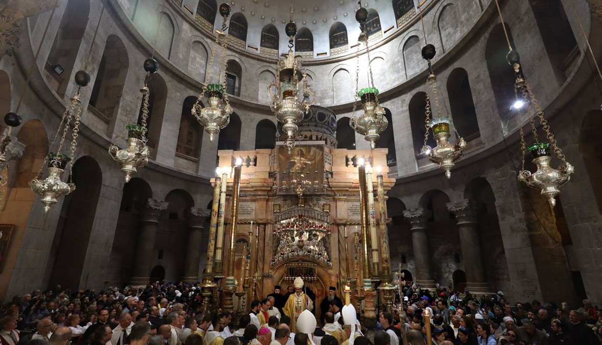 مئات الحجّاج احتفلوا بعيد الفصح في كنيسة القيامة بالقدس