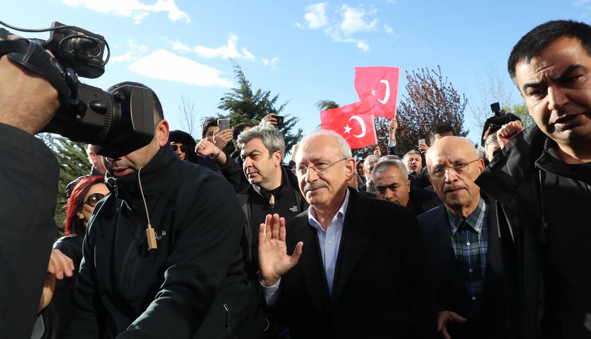 تركيا: زعيم حزب الشعب تعرّض لاعتداء خلال مأتم... حشد انهال عليه باللكمات والركلات