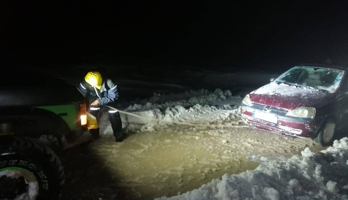 الثلوج تحتجز ركاب سيارة رباعية الدفع في عكار (صور)