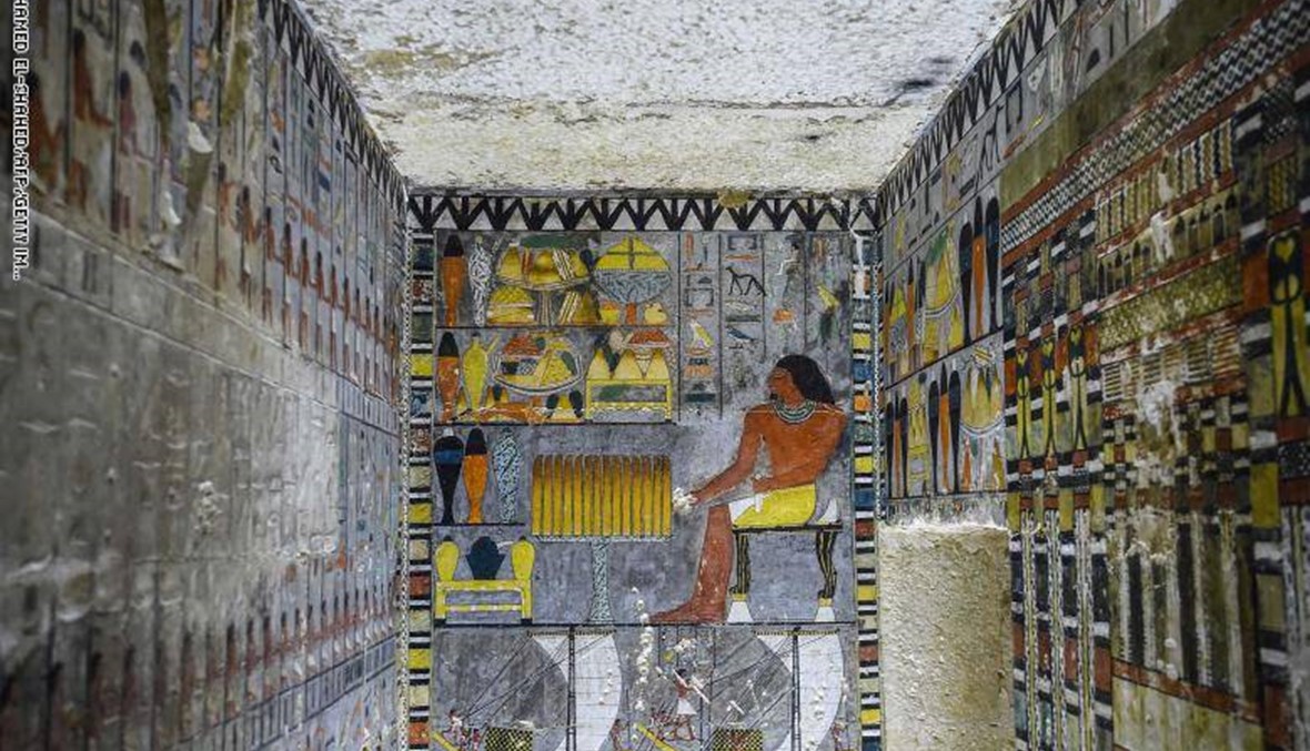 العثور على رسومات غريبة على جدران مقبرة مصرية يعود تاريخها إلى أربعة آلاف سنة